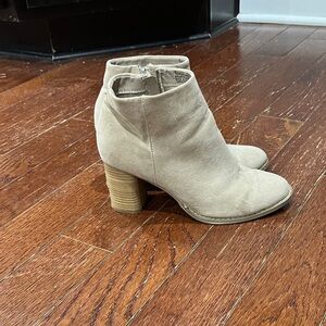 DV Elegant Beige Ankle Boots
